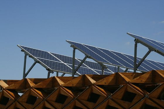 Sistema solar de 2 Kwp picovoltio que pone a tierra el módulo solar monocristalino 540W 550W 560W de las células BIPV de la célula 96 del picovoltio